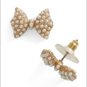 MODCLOTH CUTSEY GOLD AND PEARL BOW EARRINGS